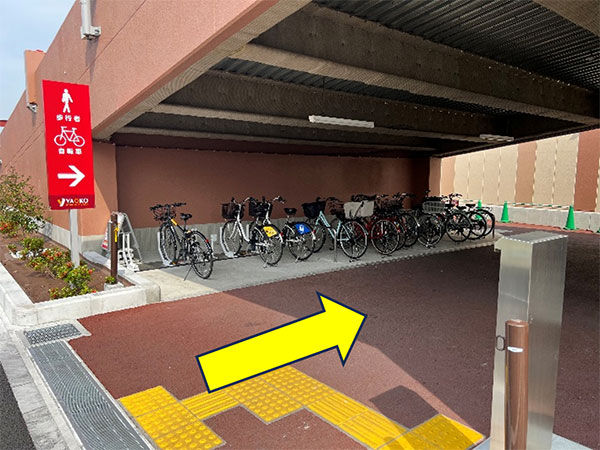 ① 自転車、歩行者入り口を入ります