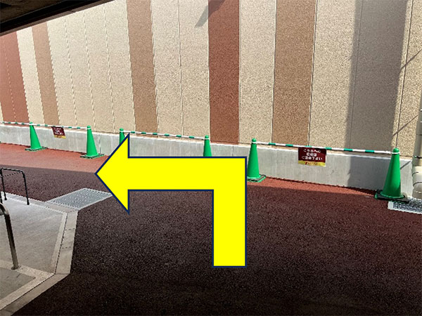 ② 突き当りを左に曲がり、ヤオコー方面に向かいます