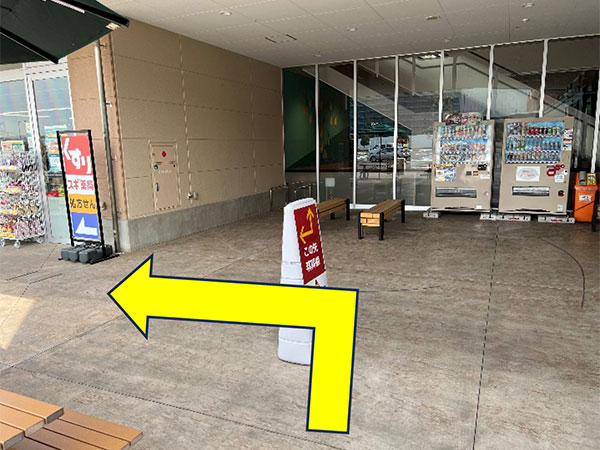 ⑤ 突き当りを左に曲がります