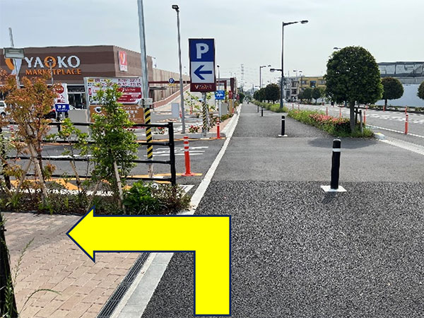 ① こちらを左に入ります