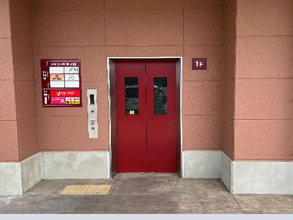 ③ こちらのエレベーターで2階へ上がります